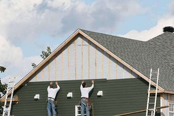 Professional Siding Installation technician working in Edgemoor, SC